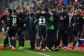 Kartal pençelerini geçirdi