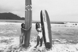 Kimonosu ile plajda büyüledi