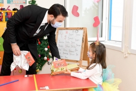 Başkan Akpolat'tan minik öğrencilere yeni yıl sürprizi