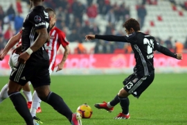 Kartal pençelerini geçirdi