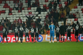 Kartal pençelerini geçirdi