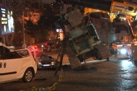 Beşiktaş'ta tırın taşıdığı vinç park halindeki araçların üzerine devrildi