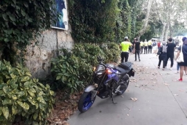 Hakimiyetini kaybeden motosiklet sürücüsü yayalara çarptı
