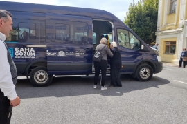 ÖZEL HABER: Genç başkanın yoğun günü! Kızlarıyla oy kullandı. Seçimler için vatandaşa yardımcı oldu. Anneler Gününü kutladı!