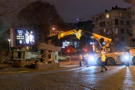 Beşiktaş'ta tırın taşıdığı vinç park halindeki araçların üzerine devrildi