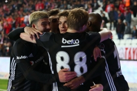 Kartal pençelerini geçirdi