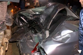 Beşiktaş'ta tırın taşıdığı vinç park halindeki araçların üzerine devrildi