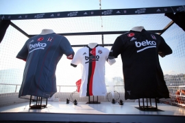 Beşiktaş'ın 2021-2022 sezonu formaları Boğaz’da teknede tanıtıldı