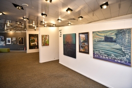 Boğaziçi Üniversitesi öğrencilerine umut olan Haller I Hayaller: Uyumsuz Zamanlarda Dirençlik Sergisinin açılışında eserlere büyük ilgi