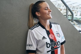 Beşiktaş'ın 2021-2022 sezonu formaları Boğaz’da teknede tanıtıldı