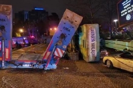 Beşiktaş'ta tırın taşıdığı vinç park halindeki araçların üzerine devrildi