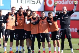 Antrenmandan önce kadınlar günü kutlaması