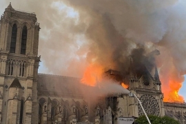 Notre Dame Katedrali alevlerin arasında