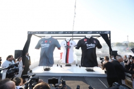 Beşiktaş'ın 2021-2022 sezonu formaları Boğaz’da teknede tanıtıldı