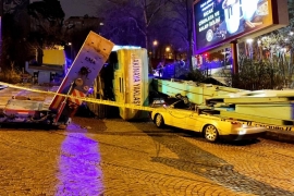 Beşiktaş'ta tırın taşıdığı vinç park halindeki araçların üzerine devrildi