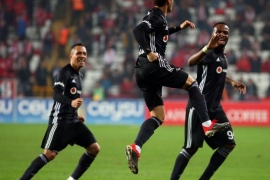 Kartal pençelerini geçirdi