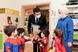 Başkan Akpolat'tan minik öğrencilere yeni yıl sürprizi
