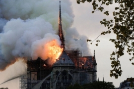 Notre Dame Katedrali alevlerin arasında