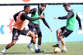 Antrenmandan önce kadınlar günü kutlaması