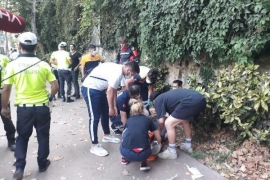 Hakimiyetini kaybeden motosiklet sürücüsü yayalara çarptı