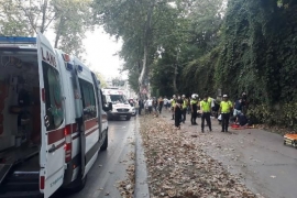 Hakimiyetini kaybeden motosiklet sürücüsü yayalara çarptı