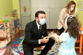 Başkan Akpolat'tan minik öğrencilere yeni yıl sürprizi