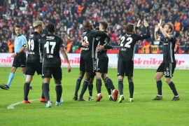 Kartal pençelerini geçirdi
