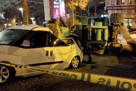 Beşiktaş'ta tırın taşıdığı vinç park halindeki araçların üzerine devrildi