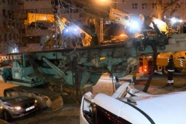 Beşiktaş'ta tırın taşıdığı vinç park halindeki araçların üzerine devrildi