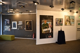 Boğaziçi Üniversitesi öğrencilerine umut olan Haller I Hayaller: Uyumsuz Zamanlarda Dirençlik Sergisinin açılışında eserlere büyük ilgi