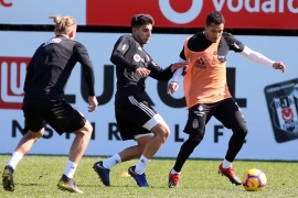 Antrenmandan önce kadınlar günü kutlaması