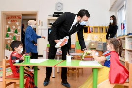 Başkan Akpolat'tan minik öğrencilere yeni yıl sürprizi