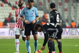 Kartal pençelerini geçirdi