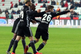 Kartal pençelerini geçirdi