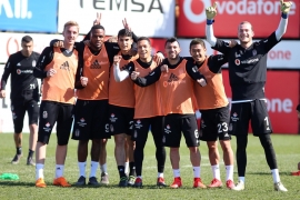 Antrenmandan önce kadınlar günü kutlaması