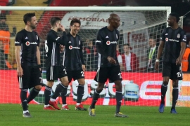 Kartal pençelerini geçirdi