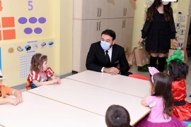 Başkan Akpolat'tan minik öğrencilere yeni yıl sürprizi