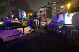 Beşiktaş'ta tırın taşıdığı vinç park halindeki araçların üzerine devrildi