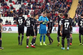 Kartal pençelerini geçirdi