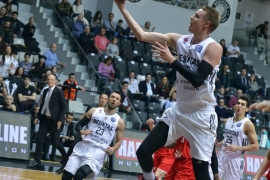 Kartal evinde kazandı