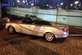 Beşiktaş'ta tırın taşıdığı vinç park halindeki araçların üzerine devrildi