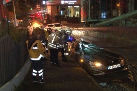Beşiktaş'ta tırın taşıdığı vinç park halindeki araçların üzerine devrildi