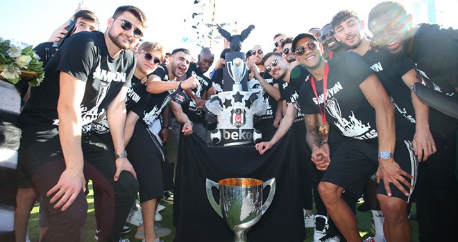 Şampiyon Beşiktaş'ın donanması Boğaz'a çıktı