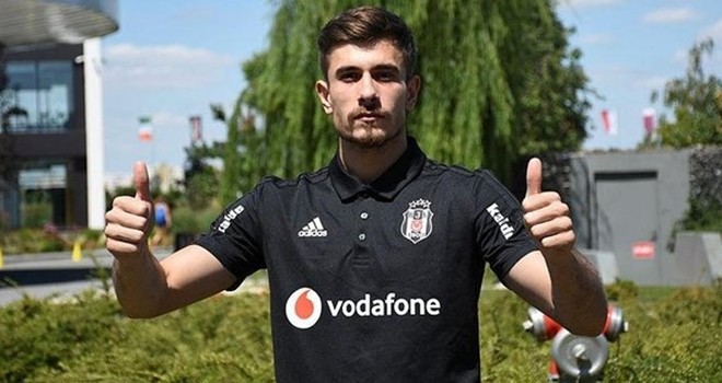 Dorukhan sözleşme için masaya oturuyor