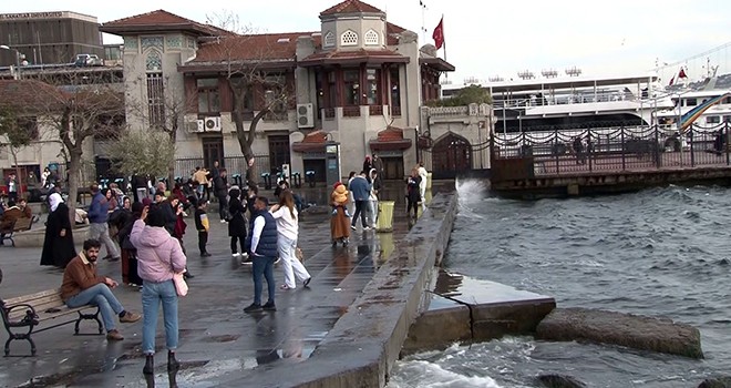 Lodos dalgaları Beşiktaş Sahili’ne vurdu