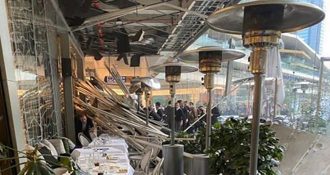 Zorlu Center'daki cafenin çatısı çöktü