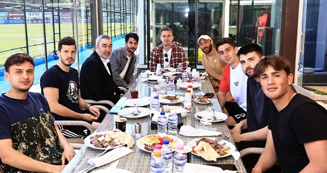 Beşiktaş'ta Samet Aybaba, futbolcularla bir araya geldi