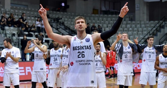 Kartal evinde kazandı