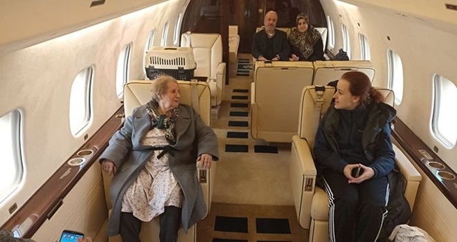 Beşiktaş depremzede vatandaşları özel uçakla İstanbul’a getirdi
