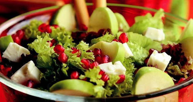 Sahurda ve iftarda bağırsak tembelliği için salata tüketin